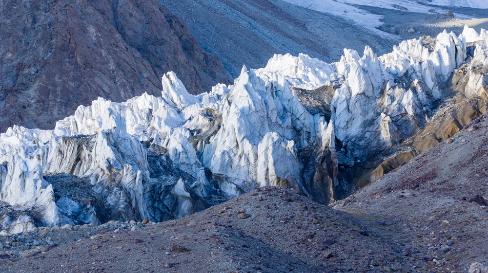 Массивный ледник сошел с горы в Таджикистане: видео