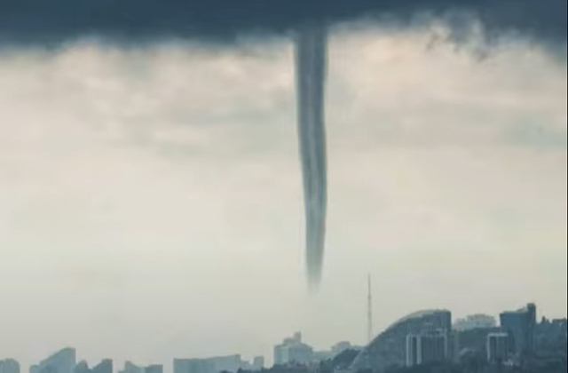 На побережье в Сочи образовался крупный смерч