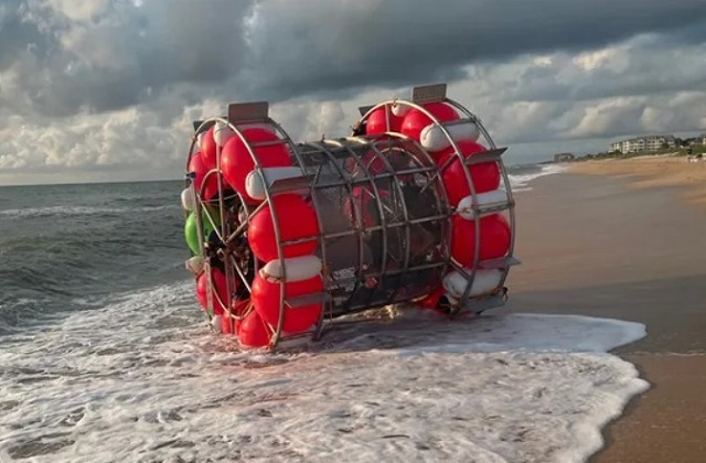 Американец пытался переплыть Атлантику на огромном беговом колесе