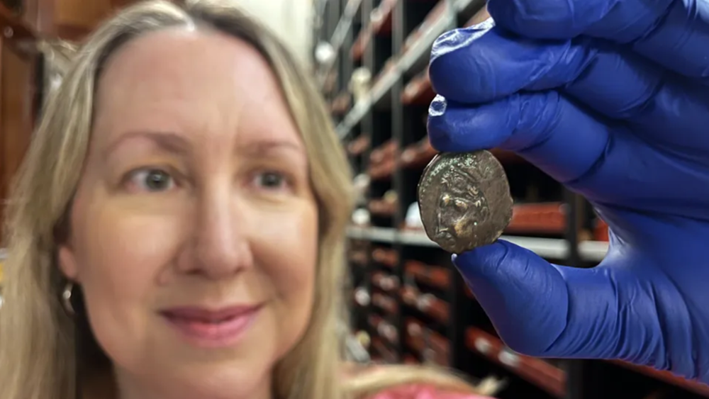 2000-летней финикийской монетой расплатились за проезд в автобусе