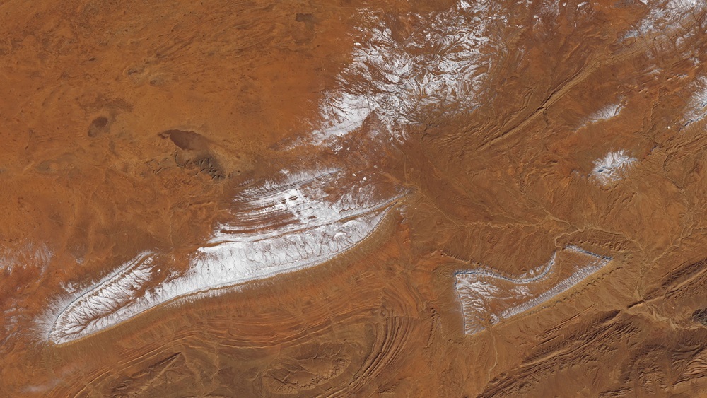 Пустыню Сахару замело снегом