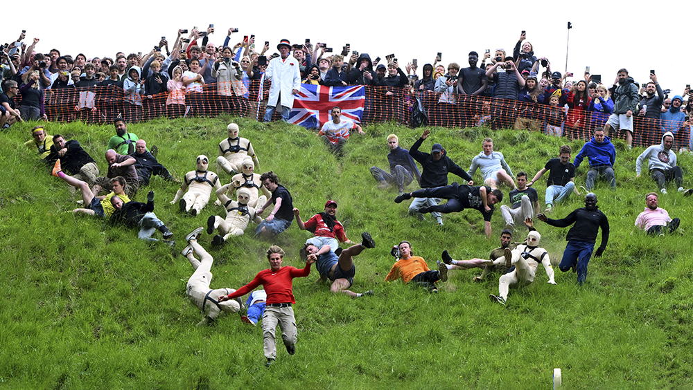 Самое безумное соревнование года: традиционная гонка за сыром прошла в Британии