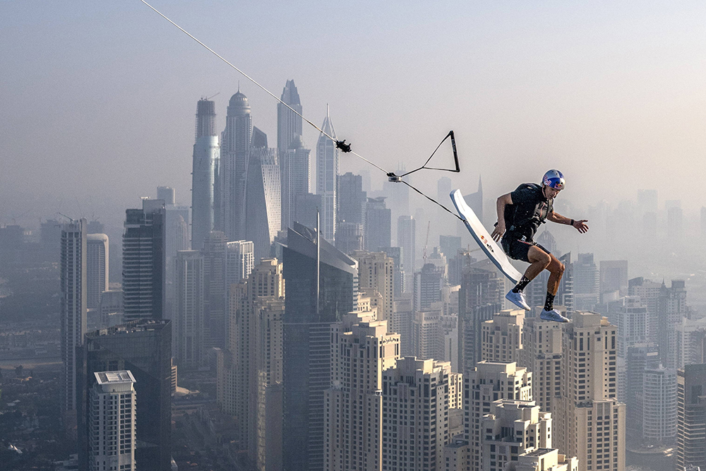 Вейкбордист прыгнул с высочайшего панорамного бассейна на 77-м этаже небоскреба