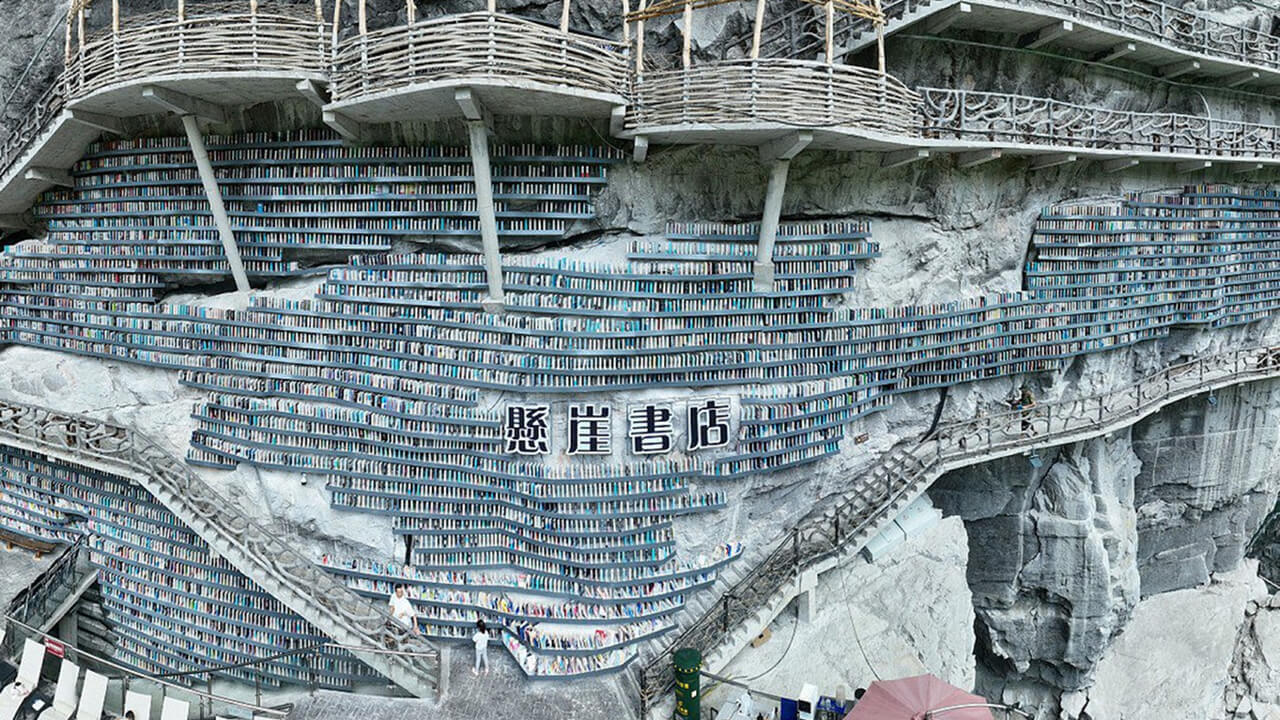 С видом на бездну: как выглядит самый необычный книжный в мире