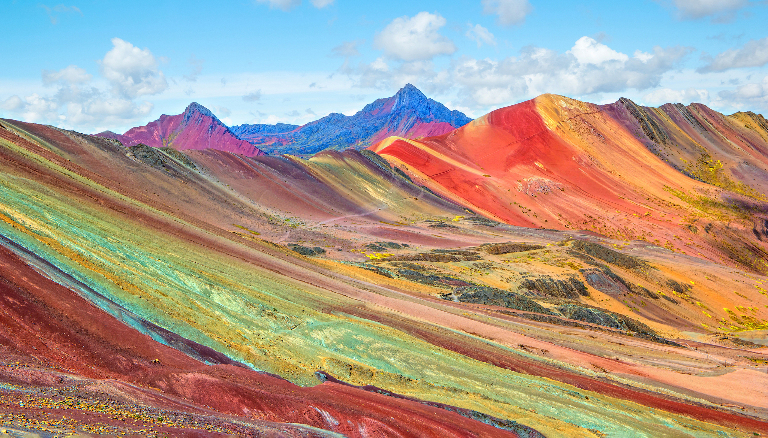 Радуга в камне: откуда берутся разноцветные горы