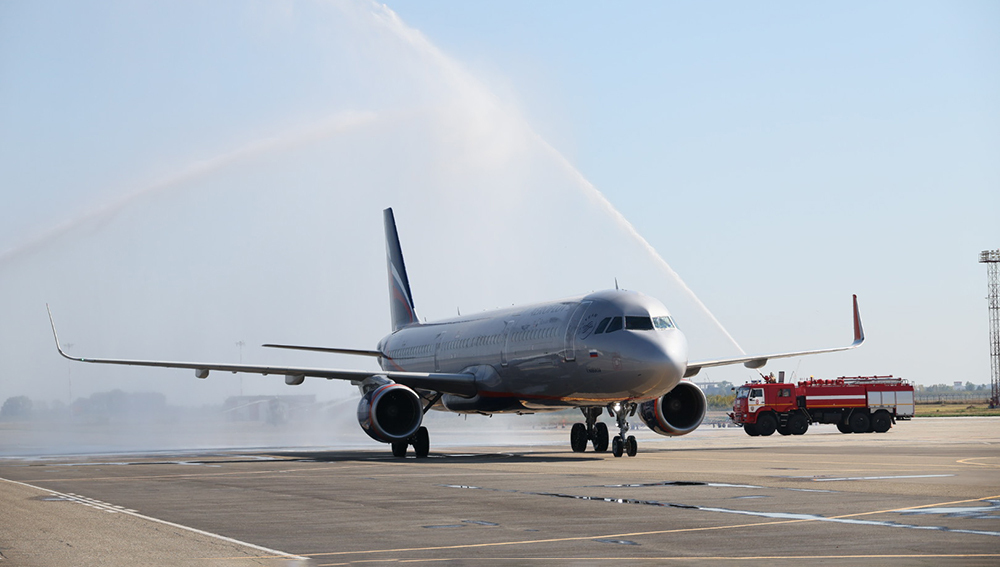 С водяной аркой и хлебом-солью: в Краснодаре встретили первый регулярный рейс за три года