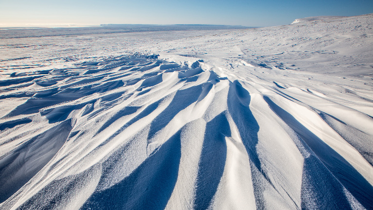 Заструги: как ветер вырезает снежные волны
