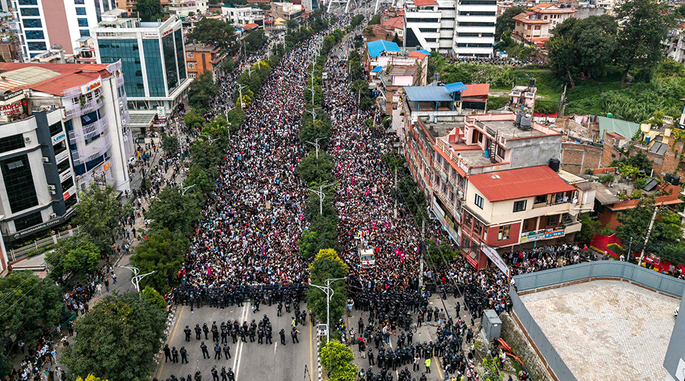 Из отеля не выпускают: российская туристка рассказала об обстановке в Непале