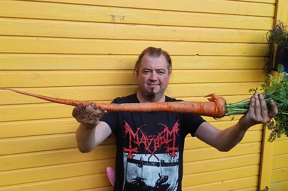 «Меч самурая»: россиянин вырастил очень длинную морковку и установил мировой рекорд