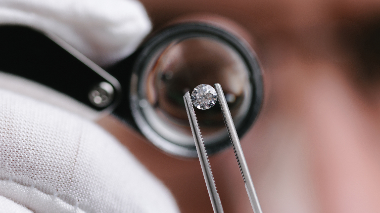 Почему вес драгоценных металлов измеряют в каратах