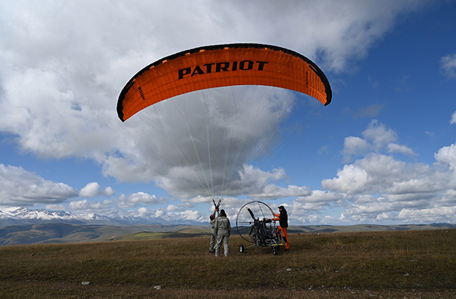 Новое достижение Конюхова: парапланеристы поднялись выше 4700 метров