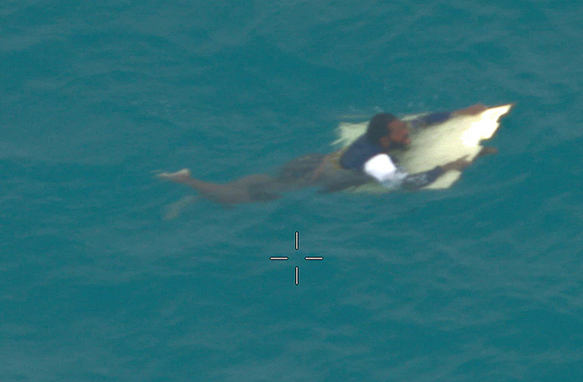 Лодочник после крушения выживал в море с акулами и крокодилами целых 20 часов