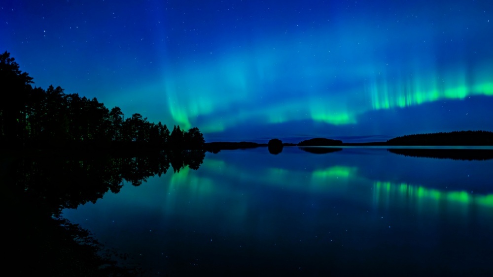 Аврора над Россией: красочное полярное сияние увидели на севере и в центре страны