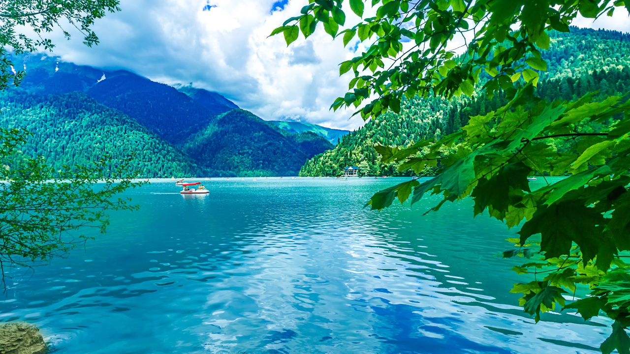 Появился рейс из Москвы на озеро Рица в Абхазии