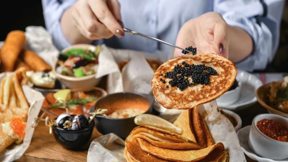 Икру, медовик и блины высоко оценили в рейтинге лучших кухонь мира