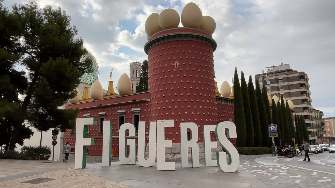 Башня с яйцами: как Сальвадор Дали превратил сгоревшее здание в шедевр архитектуры