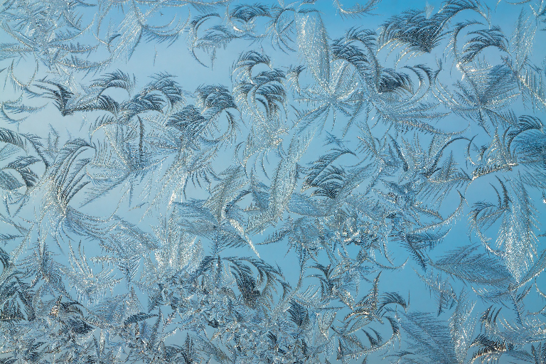 Почему на окнах появляются морозные узоры?