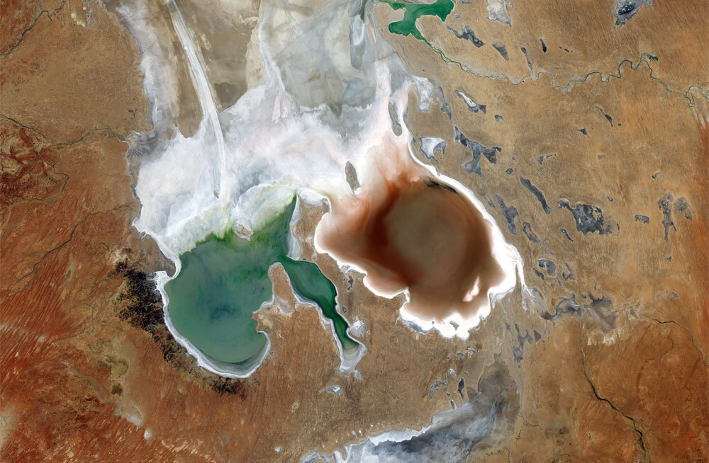 Погода окрасила крупнейшее озеро Австралии в два разных цвета