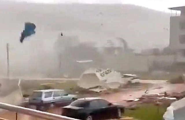 В Турции торнадо снес жилье пострадавших от землетрясений людей