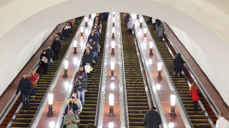 Почему поручни и ступени эскалатора движутся с разной скоростью