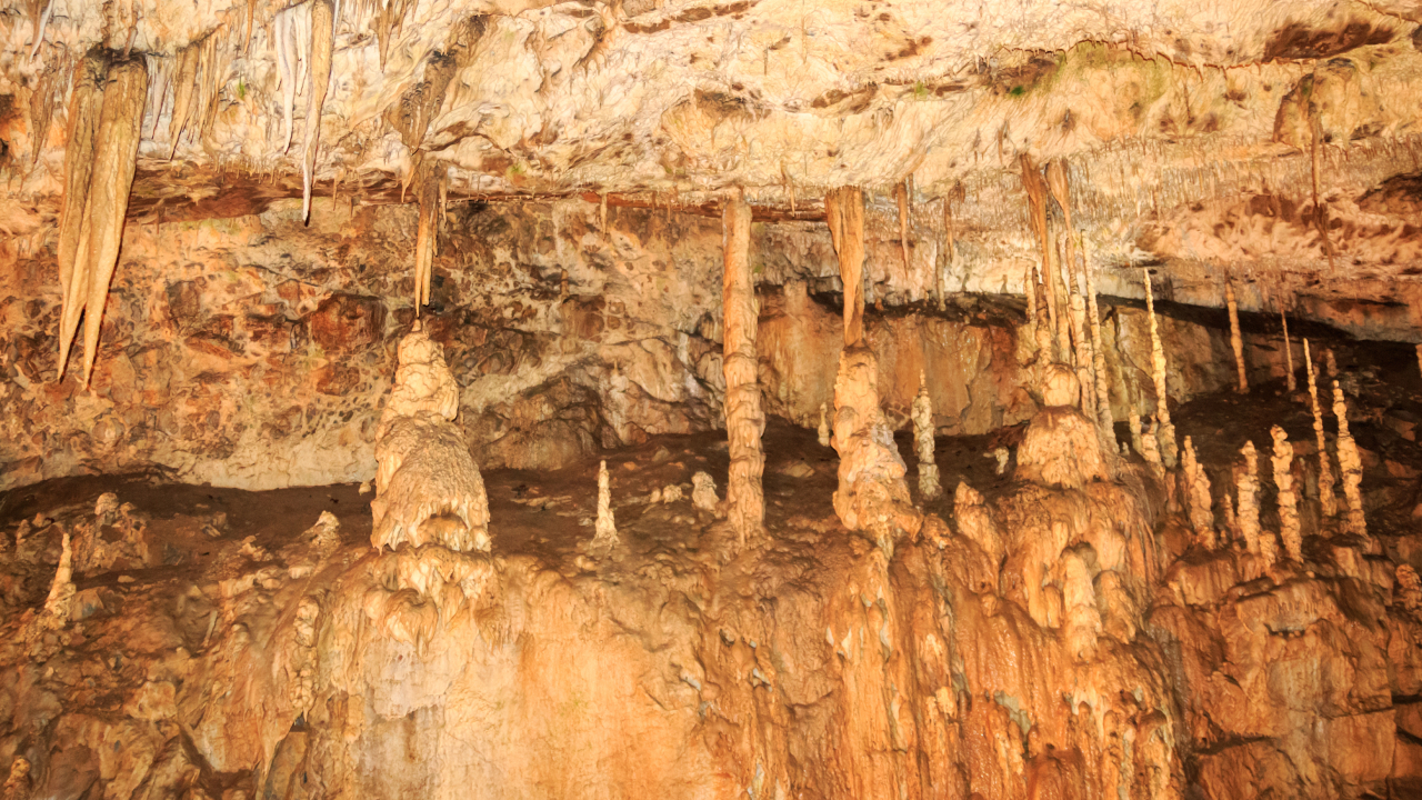 Чем сталактиты отличаются от сталагмитов и сталагнатов