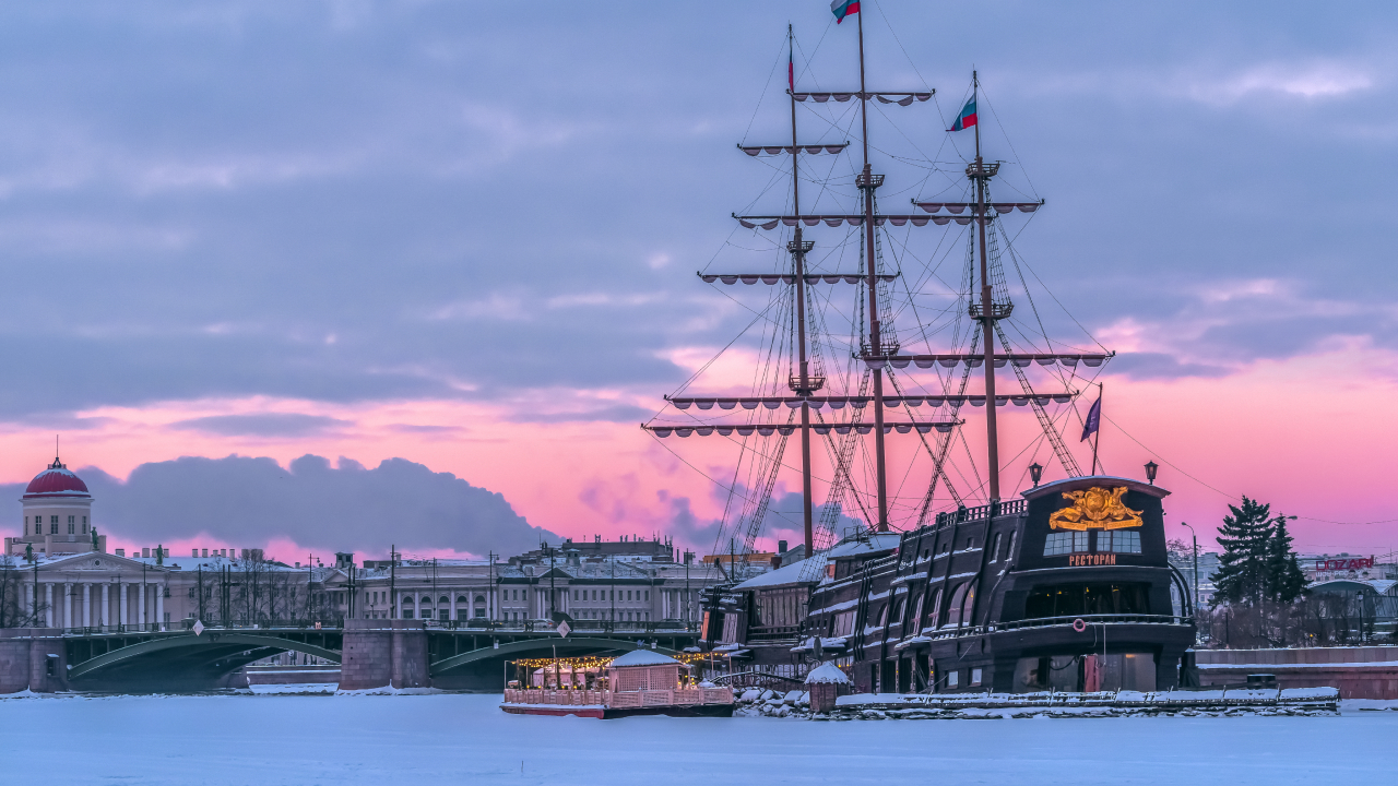 В Петербурге запустили зимние круизы по Неве