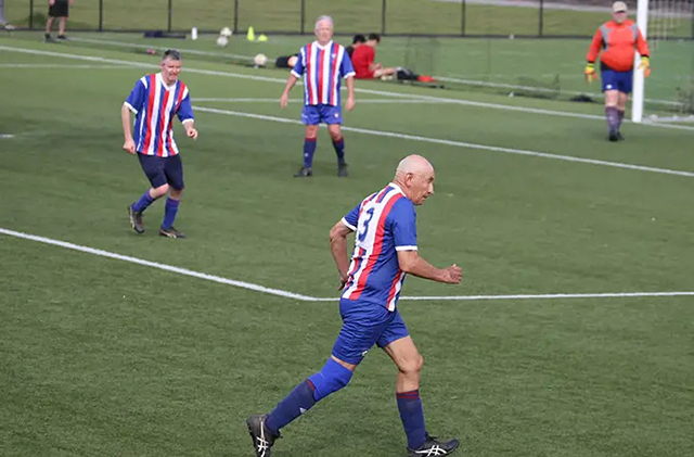 79-летний австралиец стал самым старым футболистом в истории