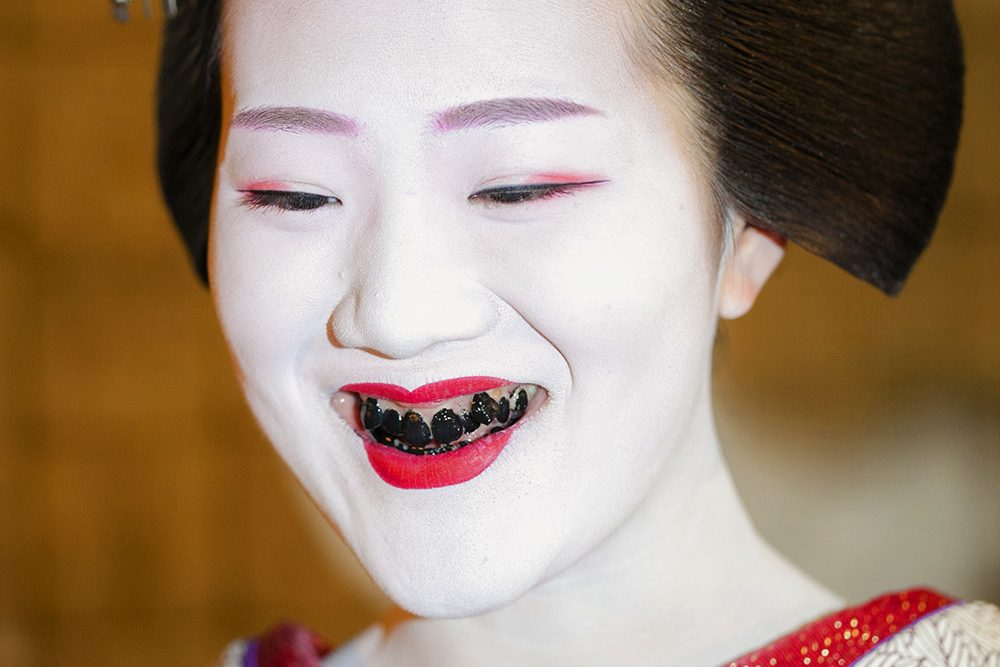 Охагуро — японская традиция чернения зубов