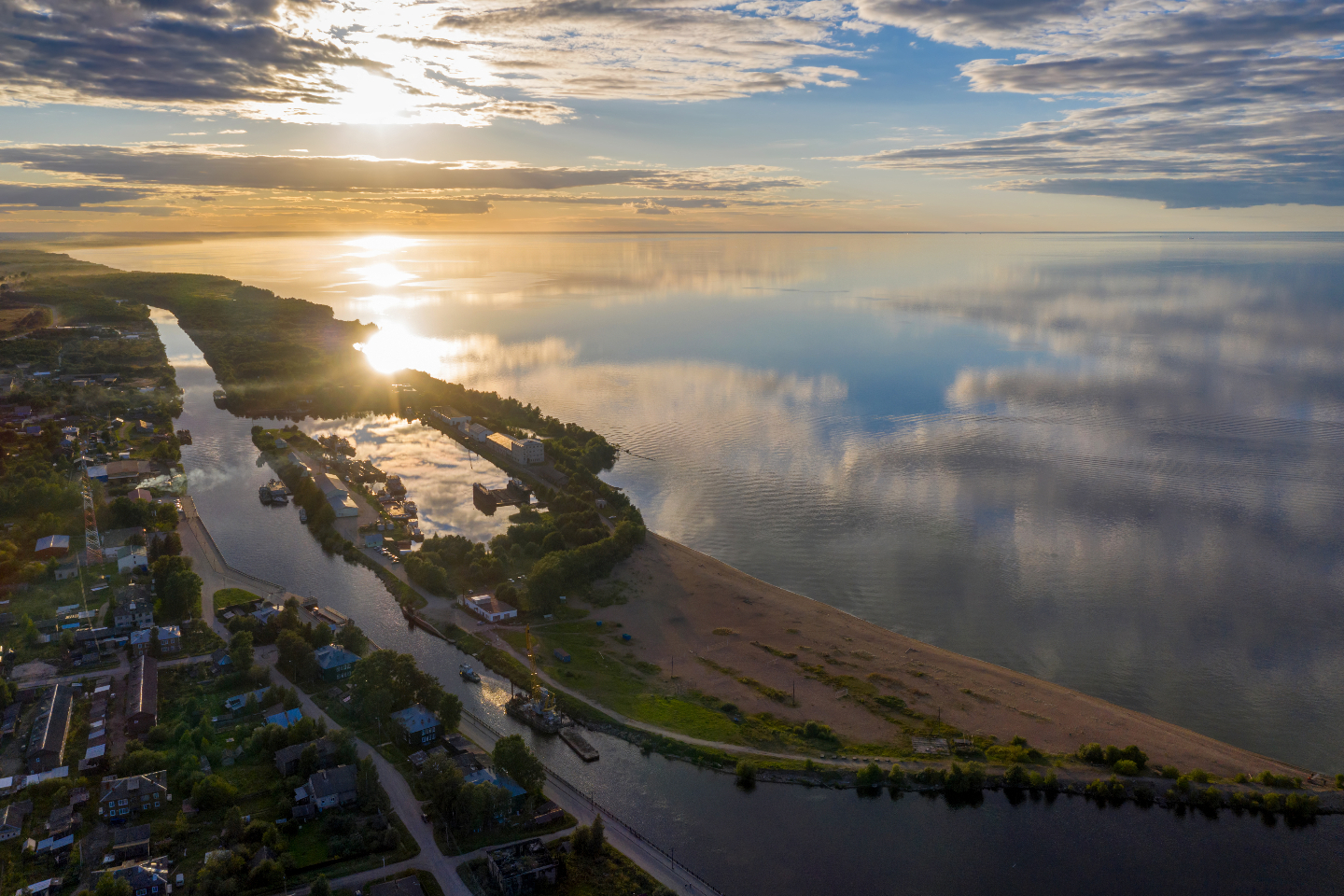 Озеро Белое. Площадь — около 1290 км², глубина — 20 м.