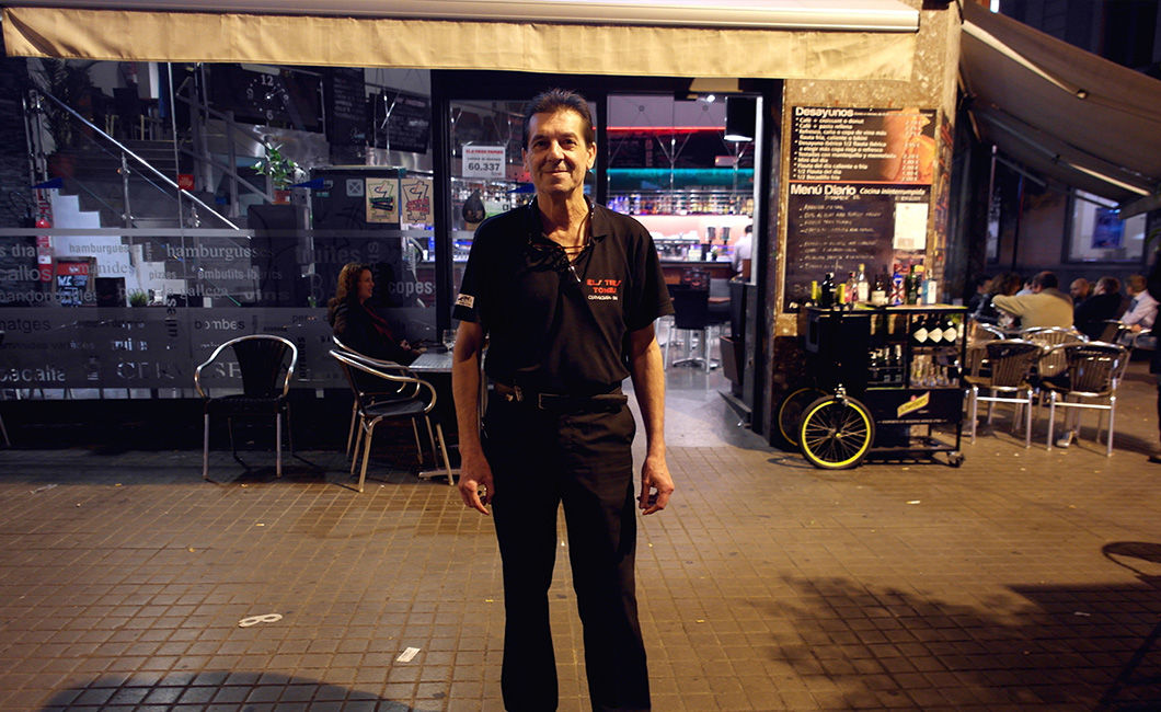 — Хорошие люди, страна, куда бы мне хотелось когда-нибудь съездить, бизнес. Да, я правду говорю, в наш бар часто заходят русские клиенты. Они всегда вежливые, приличные, и с ними не бывает проблем. Русские — очень хорошие люди. И для Испании это хорошо, что они сюда приезжают. (Педро Мануэль Агуайо, 64 года, официант)