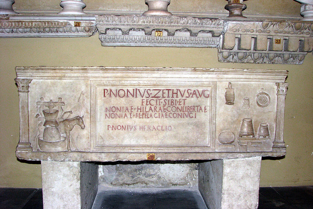 Мраморный саркофаг пекаря Нония Зефа из Остии. Рельефы изображают осла, крутящего мельницу, и орудия труда пекаря. Музей Кьярамонти