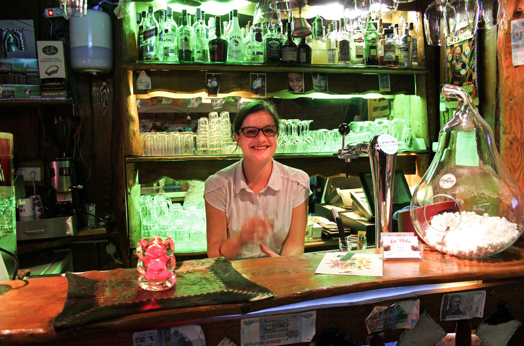 — Россия огромная. И у нее богатая история. У вас всегда холодно. В России многие люди вдумчивые, настоящие исследователи. Я знаю русские слова «спасибо», «да», «нет», «прива»… то есть «привет»! Что еще? Русские говорят быстро. Это быстрый язык, быстрее английского и нидерландского. (Анна Мар, официантка в аргентинском ресторане La Vida).
Кстати, вы знаете, почему Нидерланды называют Голландией?