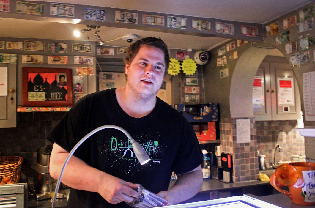 — Это отличная страна для жизни. Все в ней достаточно свободны. Ты не должен бояться, что окажешься на улице и тебе нечего будет есть. Потому что там все схвачено, все хорошо функционирует, все взаимодействуют. Русские слишком прямолинейны. Конечно, они дружелюбные, но часто общаются так, будто отдают тебе приказы, вместо того чтобы попросить о чем-то вежливо. (Джим, работник кофешопа Rusland)