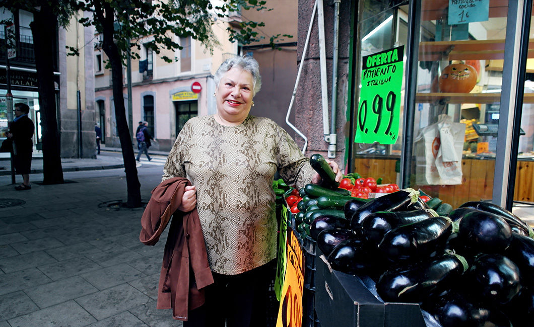 — Путешествие, Москва — Петербург, метро. Я была в Москве и Санкт-Петербурге. Ой, я ж там потерялась! Вышла утром из отеля, вокруг красиво так: речка, памятники. Смотрю и не знаю, где я. Захожу в другой отель, говорю: «Звоните в полицию». Они говорят: «Не надо в полицию, у вас документы есть?» В общем, они подсказали мне, куда идти. (Роза Бардина Ногера, 77 лет, пенсионерка)