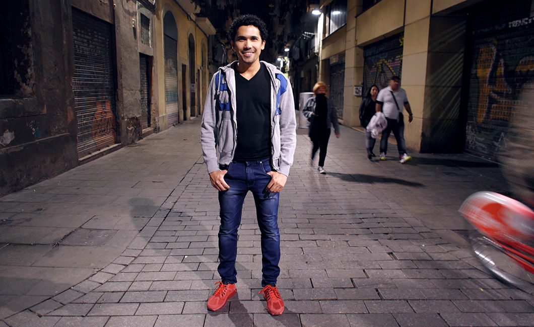 — Чехов, Станиславский, произношение. В детстве я не мог правильно произнести «ерре», язык не вибрировал, и мой друг сказал, что я похож на русского, мол, у них такое же произношение. Я сам вообще из Барранкильи, из Колумбии. Знаете, как смешно там произносят фамилию Станиславский? Ештанишлашки. (Герсон Пайярес Фигероа, 28 лет, актер)