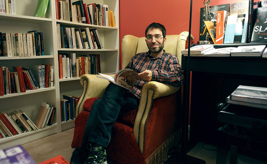 — Серьезность, ответственность, фонетика. Я работал с русскими. Первое впечатление о них — очень серьезные. Неизвестно, из-за застенчивости или по какой-то другой причине... Зато в делах они демонстрируют удивительную ответственность. Мне это нравится. (Хавьер Видаль, 42 года, книготорговец, журналист)