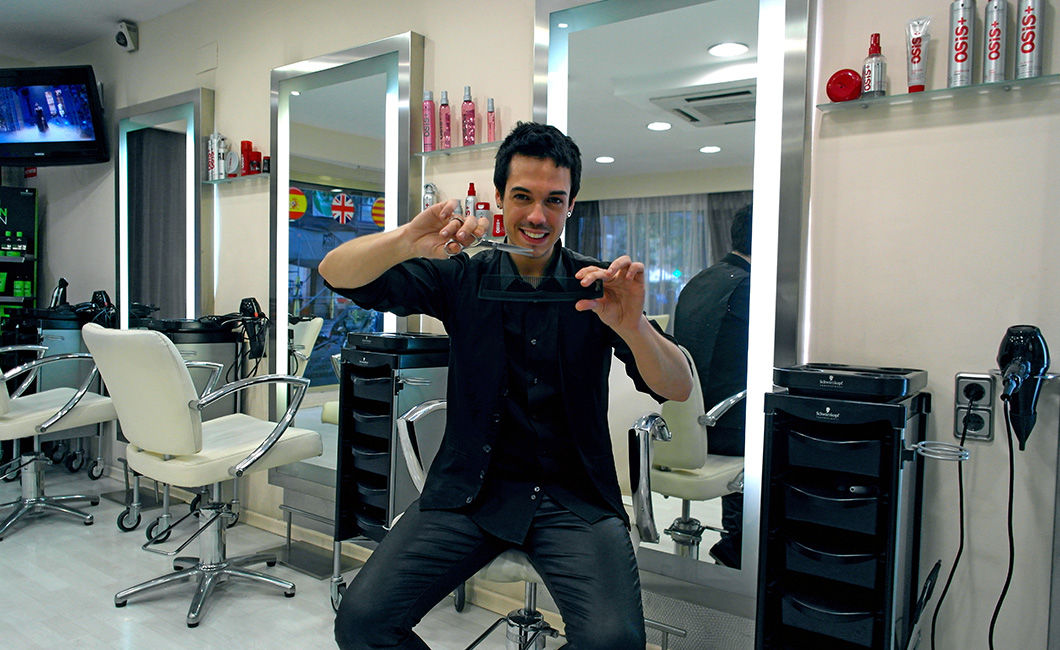 — Роскошь, русский салат, много людей. Русские, которых я знаю, очень заботятся о своем имидже, внешнем виде, им нравится демонстрировать свою принадлежность к элите и отличаться от остальных. (Кильян Гарригос, 24 года, стилист-парикмахер)