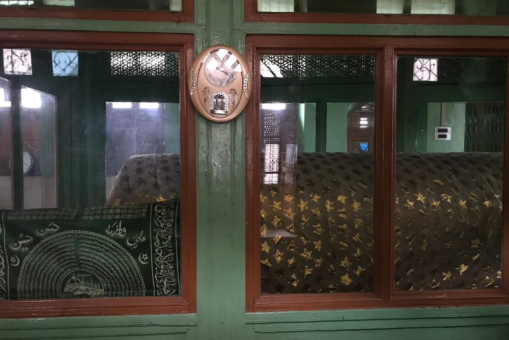 Вид на саркофаг внутри гробницы Иисуса, Шринагар, Кашмир