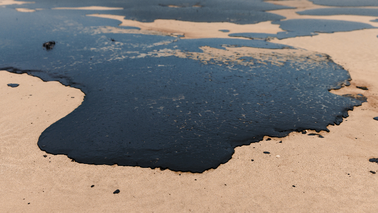 Почему с песка мазут собрать легко, а с гальки — почти невозможно
