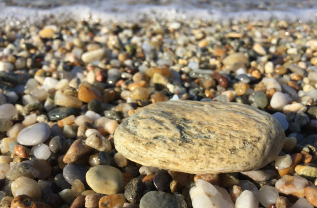 Турист увез с пляжа в Сардинии 41 кг гальки и был задержан за кражу