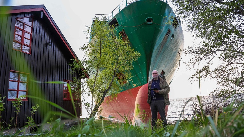 С доставкой на дом: корабль сел на мель у крыльца норвежца, но тот ничего не услышал