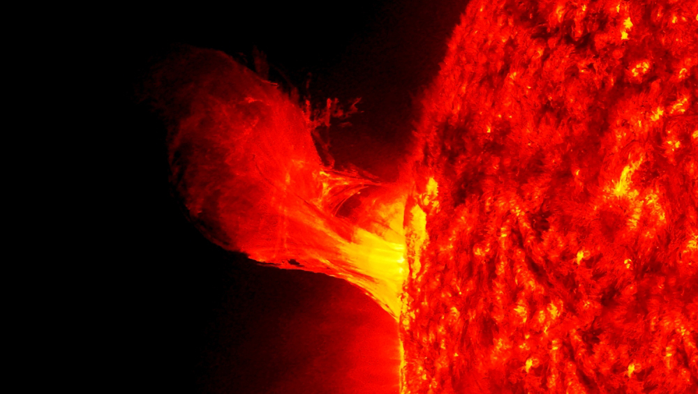 Солнце выбросило гигантский протуберанец: видео