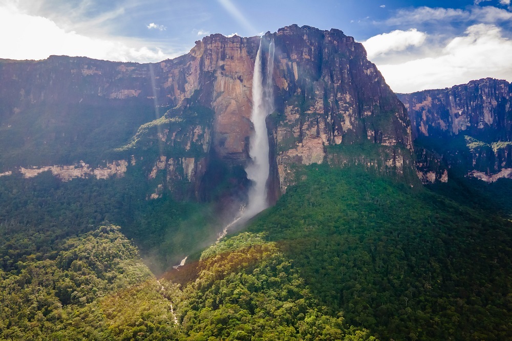 Самые большие водопады в мире, чья мощь впечатляет