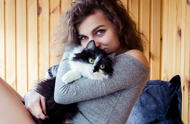 Забудьте об «одиноких кошатницах»: фото с питомцем повышает шансы на свидание