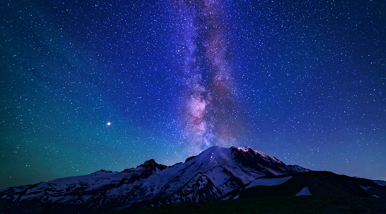 Почему расстояния в космосе измеряют не в километрах, а в световых годах и парсеках