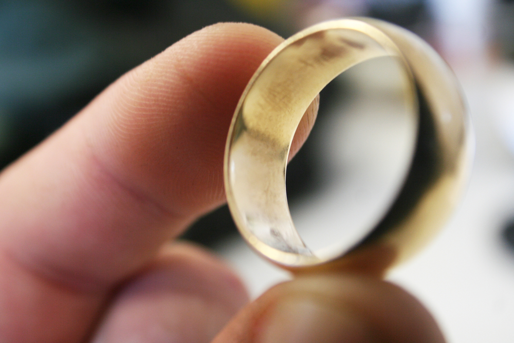 Семья нашла золотое кольцо в сладком подарке, и нашла упаковщицу, чтобы вернуть драгоценность