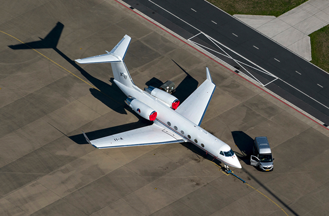 Посадил без переднего шасси: пилот самолета избежал катастрофы