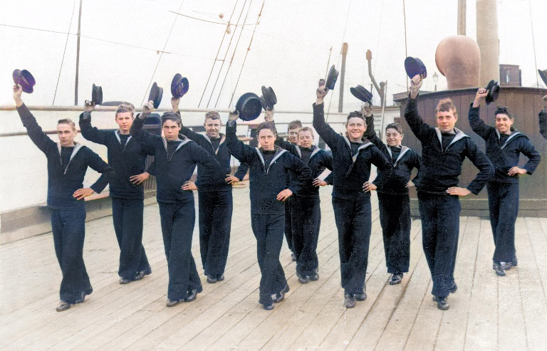 Почему моряки носили брюки клеш