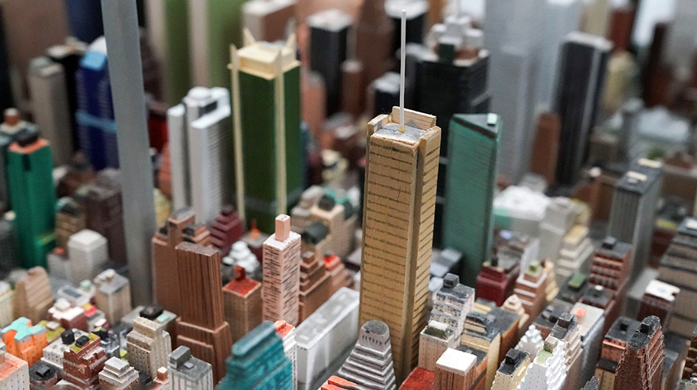 Мужчина 20 лет строил миниатюрный Нью-Йорк — теперь его модель в музее
