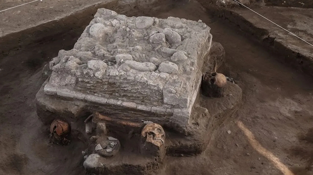 В Мексике найден древний алтарь тольтеков с черепами людей